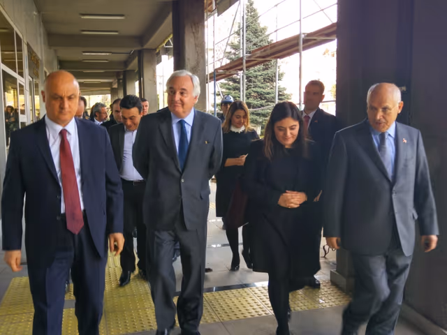 İspanya Büyükelçisi Sn. Rafael Mendiliv,Yenimahalle Belediyesi Başkanı ve T.C.İç Anadolu Belediyeler Birliği Başkanı Sn. Fethi Yaşarı makamında Ziyaret Etti.
