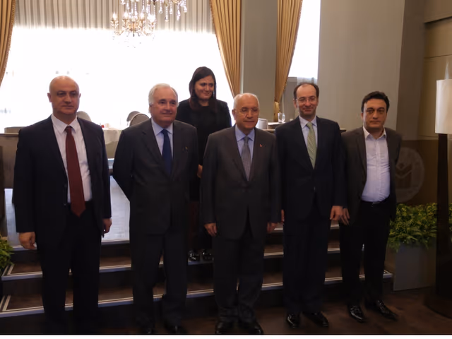 İspanya Büyükelçisi Sn. Rafael Mendiliv,Yenimahalle Belediyesi Başkanı ve T.C.İç Anadolu Belediyeler Birliği Başkanı Sn. Fethi Yaşarı makamında Ziyaret Etti.