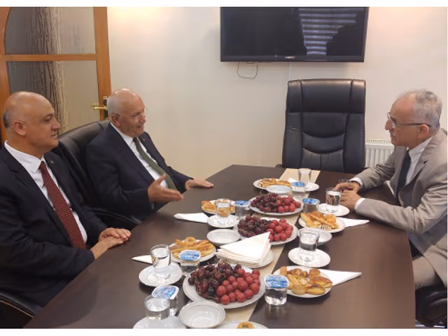 1993-95 arasında Başbakan Yardımcısı, 1994-95 arasında Dışişleri Bakanı ve 1989-93 yılları arasında Ankara Büyükşehir Belediye Başkanı olarak görev yapan ve Birliğimizin Kurucu Başkanı Sn. Murat Karayalçın Birliğimizi Ziyaret Etti.