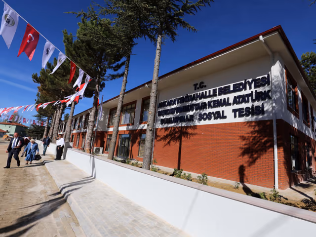 Birliğimiz Üyesi Dumlupınar Belediyesinin Dumlupınar Sosyal Tesisleri ve Başkomutan Gazi Mustafa Kemal Atatürk Misafirhanesi coşkuyla açıldı.
