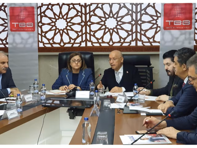 Malatya ve Elazığ’da depremden etkilenen bölgeleri ziyaret ederek, vatandaşlarımıza geçmiş olsun dileklerimizi ilettik.