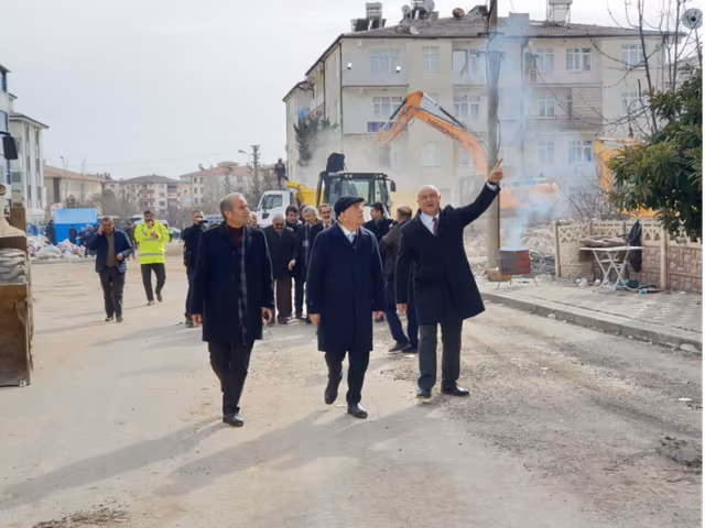 Malatya ve Elazığ’da depremden etkilenen bölgeleri ziyaret ederek, vatandaşlarımıza geçmiş olsun dileklerimizi ilettik.