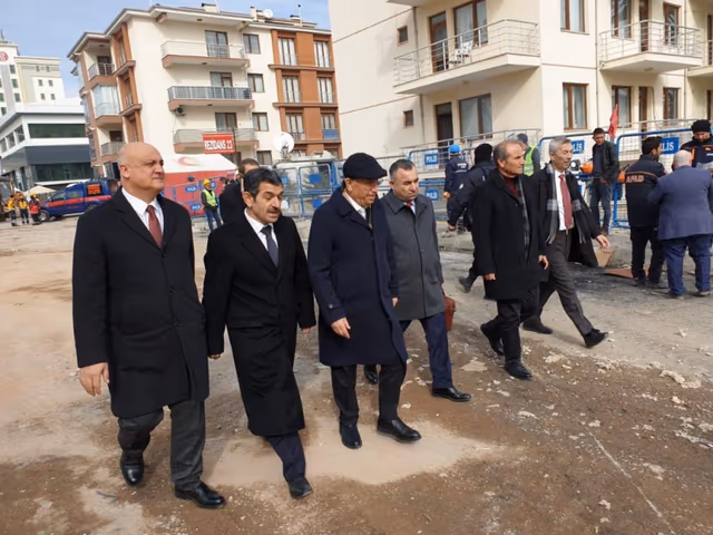 Malatya ve Elazığ’da depremden etkilenen bölgeleri ziyaret ederek, vatandaşlarımıza geçmiş olsun dileklerimizi ilettik.