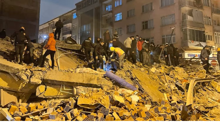 Kahramanmaraşta 7.4 büyüklüğünde deprem
