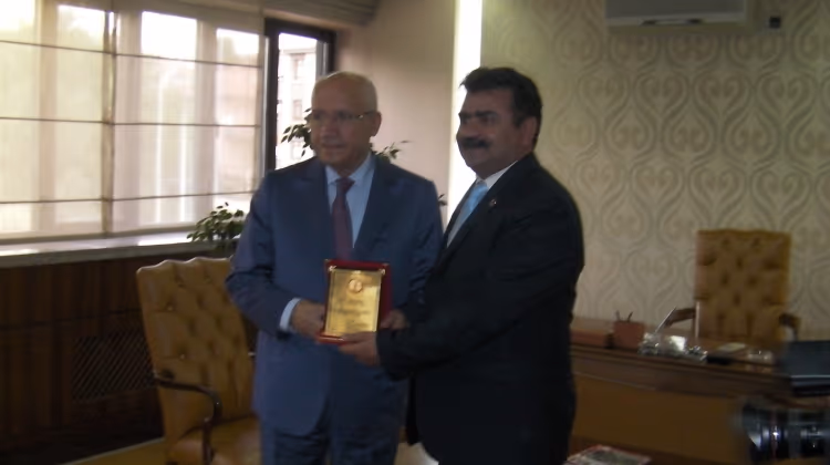 Bahadın Belediye Başkanı Sn. Dilaver Özcan Yenimahalle Belediyesi Başkanı ve T.C.İç Anadolu Belediyeler Birliği Başkanı Sn. Fethi Yaşarı makamında Ziyaret Etti.