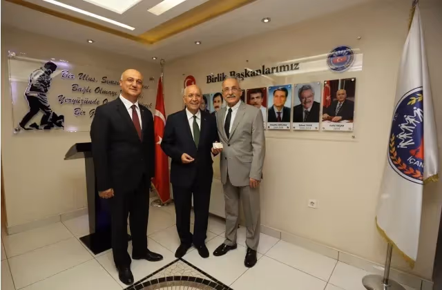 1993-95 arasında Başbakan Yardımcısı, 1994-95 arasında Dışişleri Bakanı ve 1989-93 yılları arasında Ankara Büyükşehir Belediye Başkanı olarak görev yapan ve Birliğimizin Kurucu Başkanı Sn. Murat Karayalçın Birliğimizi Ziyaret Etti.